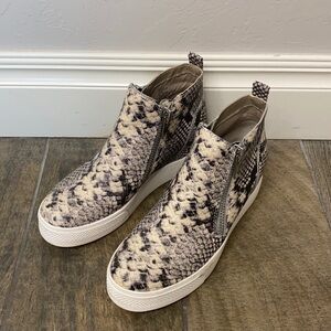 Steve Madden wedgie snake print shoes size 6.5M